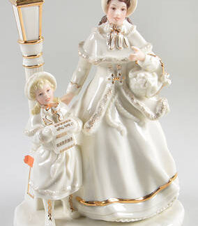 Lenox Lenox Christmas Figurine Caroling By Lamplight - Boxed